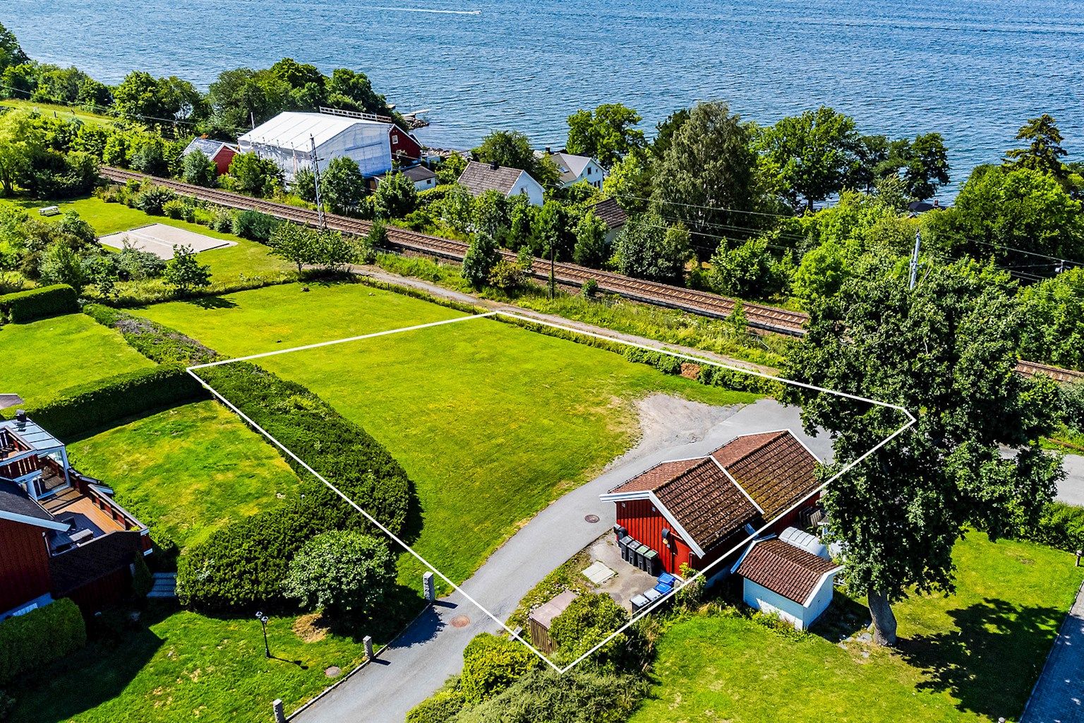 Tomten har en attraktiv plassering innerst i Norrønaveien. 