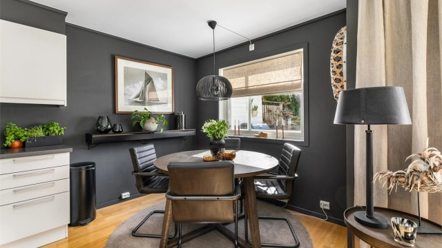 Spisegruppen har sin naturlige plass i den sol- og lysfylte kroken foran kjøkkenvinduene.