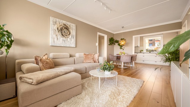 Stuen har parkettgulv, radiator tilknyttet fellesanlegg og god plass til både sofagruppe og spisebord. Foto: Martine Eren Jacobsen