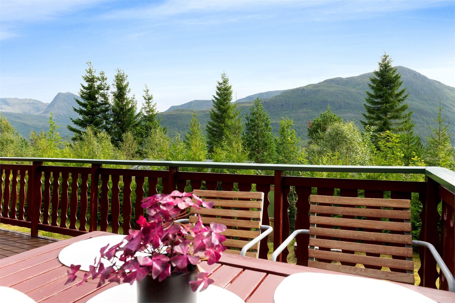 Altanen har god plass til en sittegruppe og er et perfekt sted for å nyte utsikten over fjellene