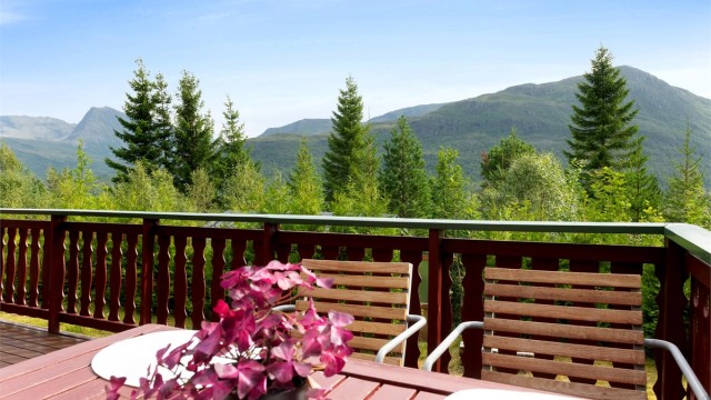 Altanen har god plass til en sittegruppe og er et perfekt sted for å nyte utsikten over fjellene