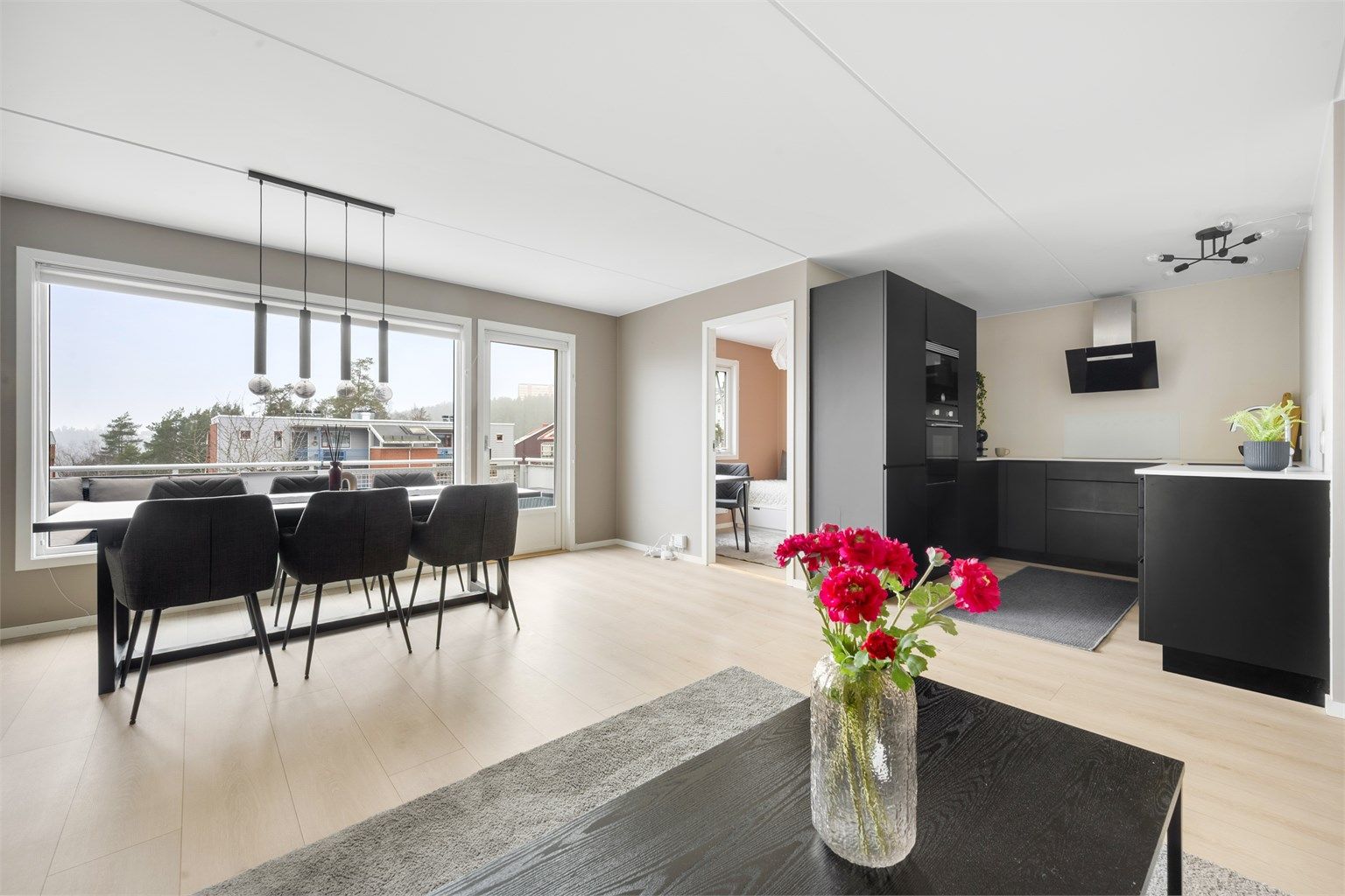 Charlotte Lunde v/Krogsveen har gleden av å presentere en lys og stilren 4-romsleilighet med gjennomgående planløsning og luftig romfølelse. 