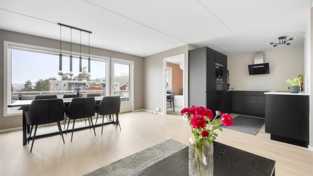 Charlotte Lunde v/Krogsveen har gleden av å presentere en lys og stilren 4-romsleilighet med gjennomgående planløsning og luftig romfølelse.