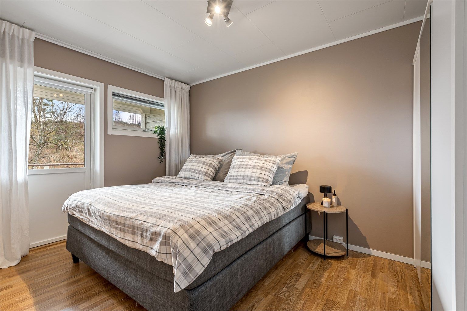 Hovedsoverommet har direkte utgang til en sørvendt balkong på 7 m².