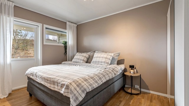 Hovedsoverommet har direkte utgang til en sørvendt balkong på 7 m².