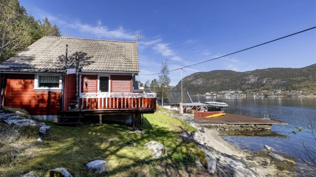 Eiendommen strekker seg helt ned til vannkanten.