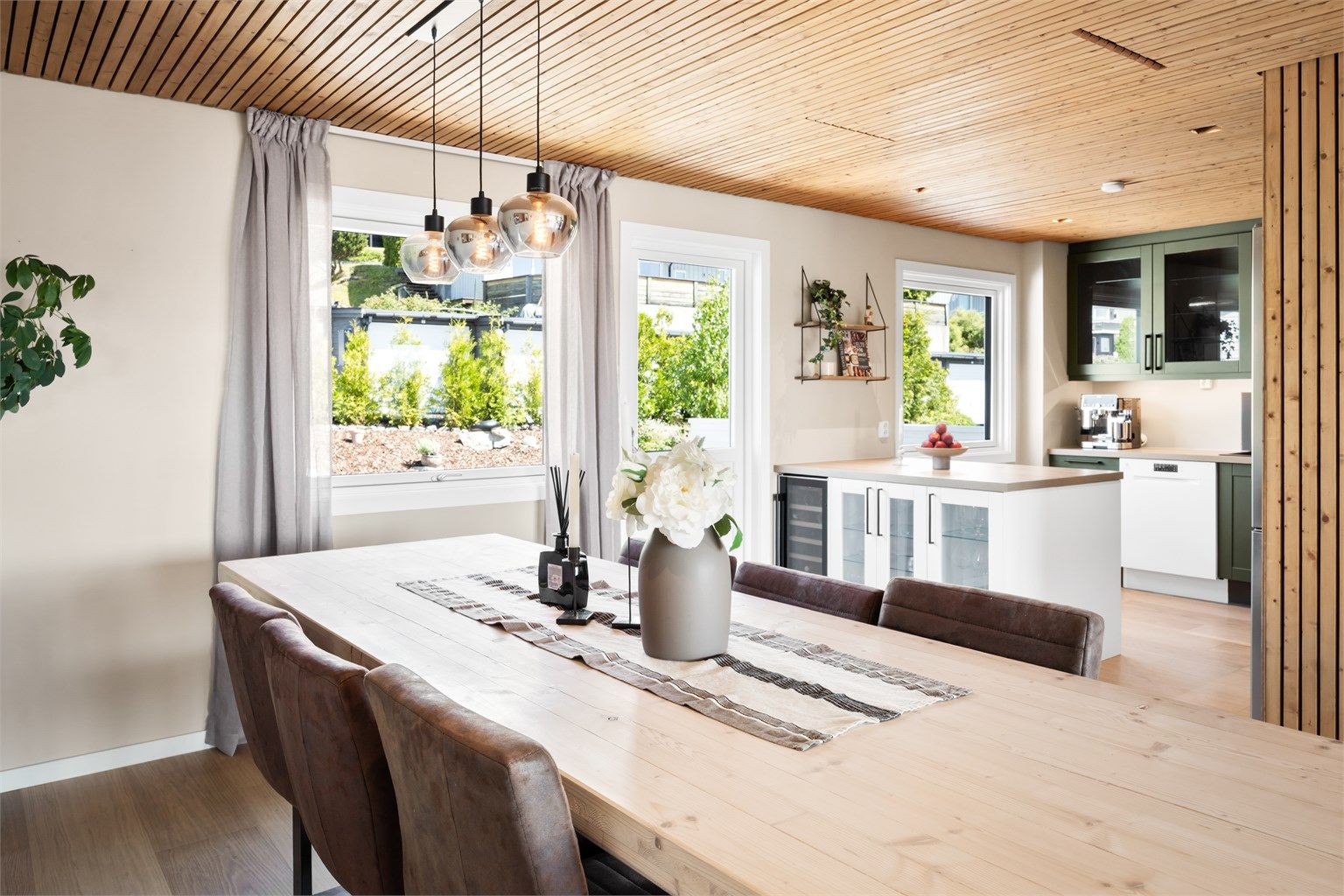 God plass til å samle familie og venner rundt det store spisestue bordet. Det medfølger salget om ønskelig. 