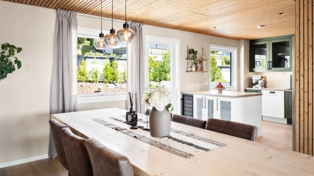 God plass til å samle familie og venner rundt det store spisestue bordet. Det medfølger salget om ønskelig.