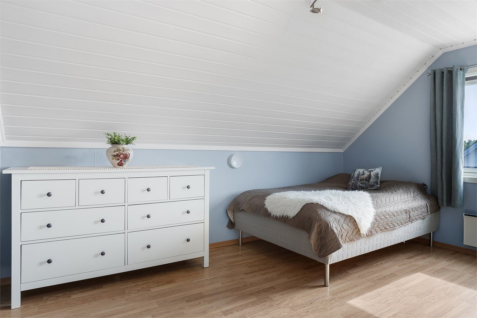 Det ene soverommet i 2. etasje har god plass til seng og oppbevaring.