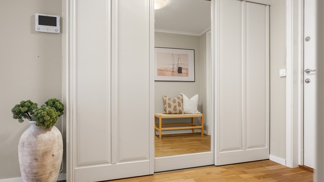 Skyvedørsgarderobe i gangen gir praktisk og plassbesparende oppbevaring.