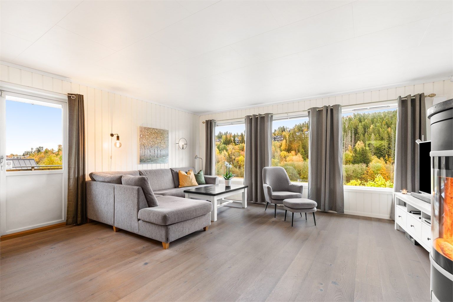Stuen er av god størrelse og det er plass til stor sofa, samt godstol. Rikelig med lysinnslipp og utgang til terrasse på 25 kvm