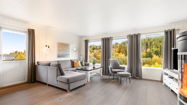 Stuen er av god størrelse og det er plass til stor sofa, samt godstol. Rikelig med lysinnslipp og utgang til terrasse på 25 kvm