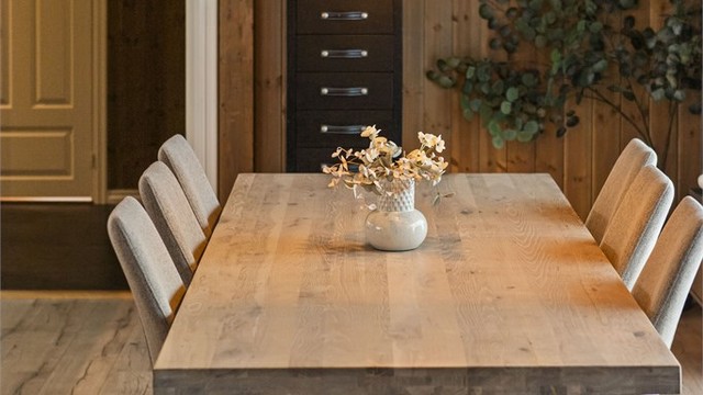 Varmekabler i gulv med WIFI styring, slik at man kan komme til forvarmet hytte