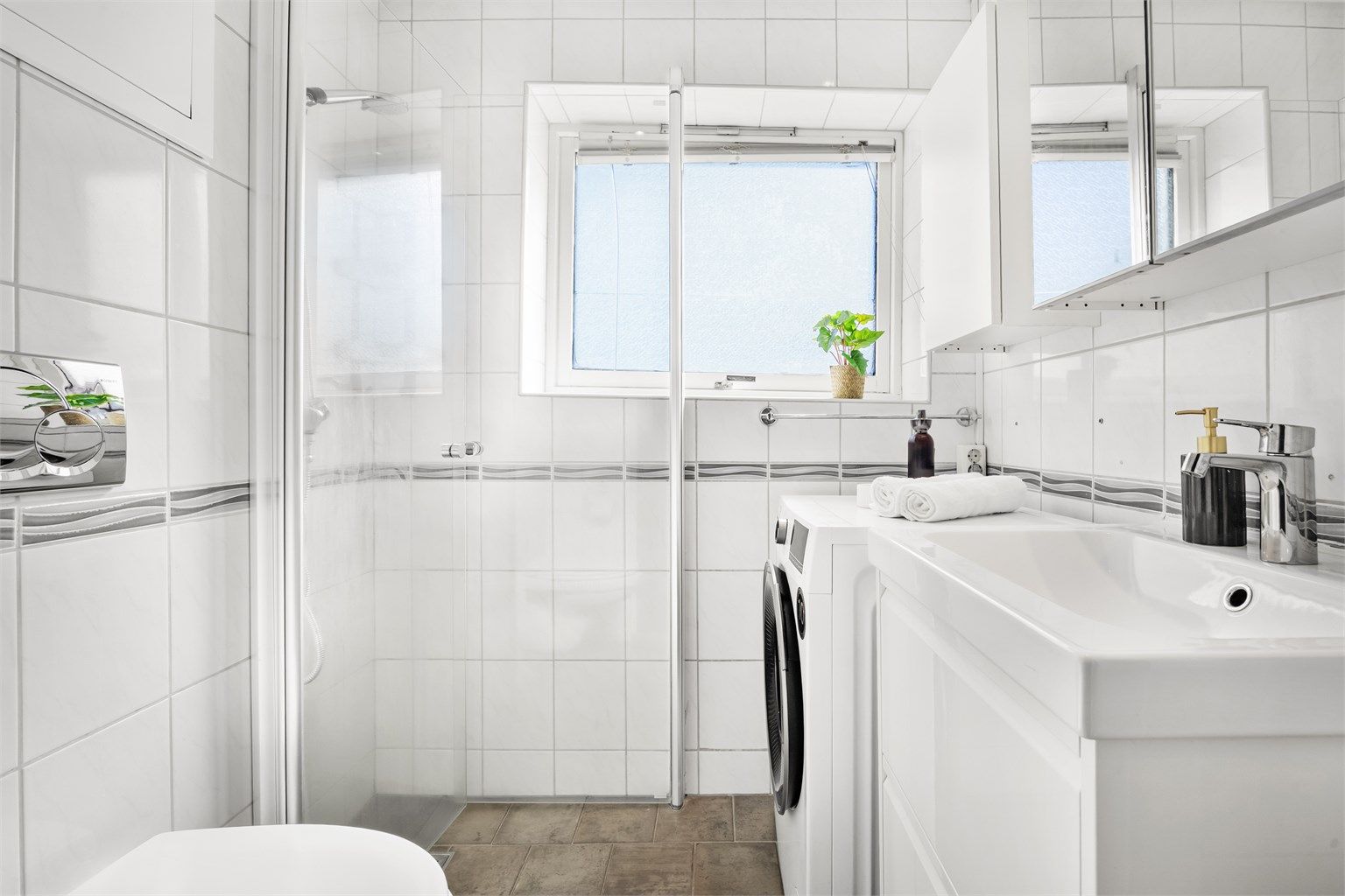 Flislagt bad med gulvvarme og opplegg for vaskemaskin