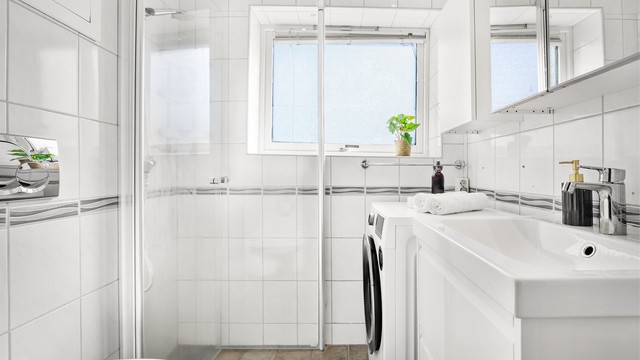 Flislagt bad med gulvvarme og opplegg for vaskemaskin