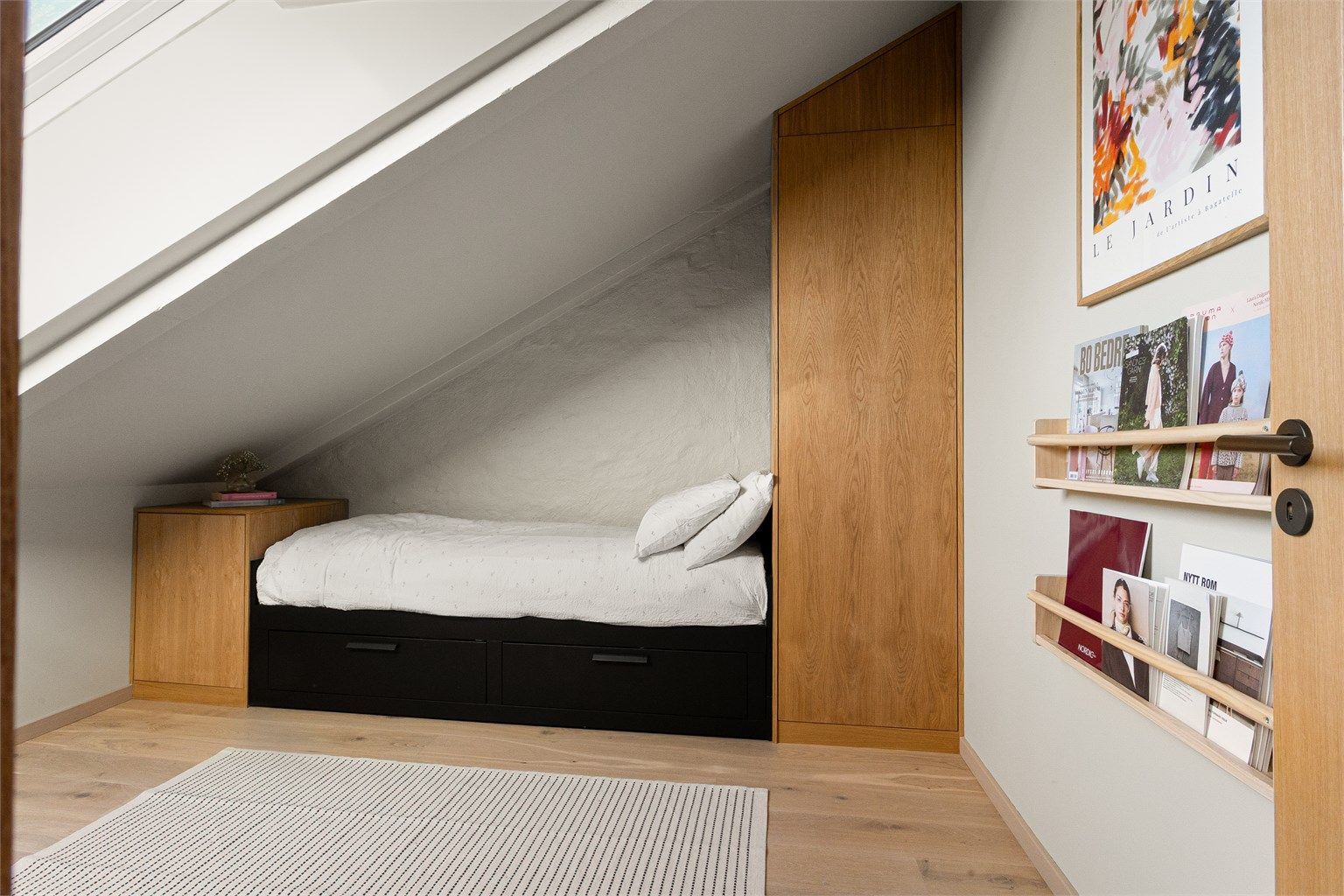 Soverom II har en plassbygget seng med tilhørende garderobeskap, noe som gir en arealeffektiv og praktisk løsning