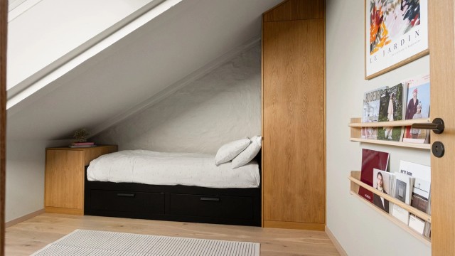 Soverom II har en plassbygget seng med tilhørende garderobeskap, noe som gir en arealeffektiv og praktisk løsning