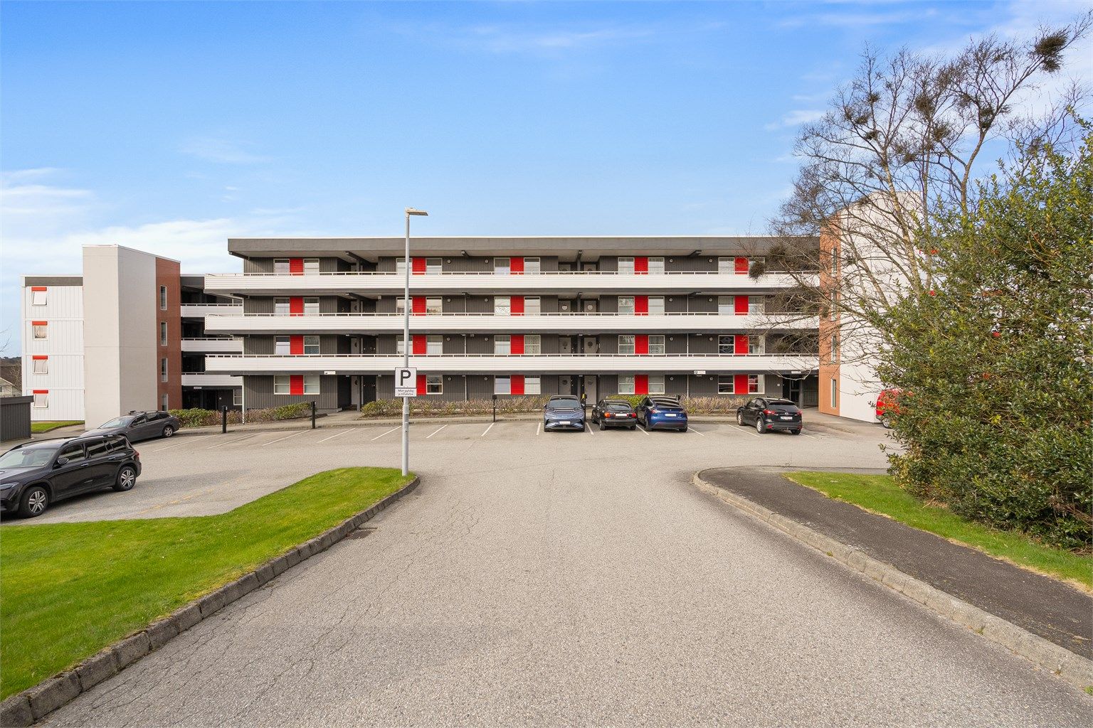 Parkering like utenfor blokken og mulighet for el-bil lading. 