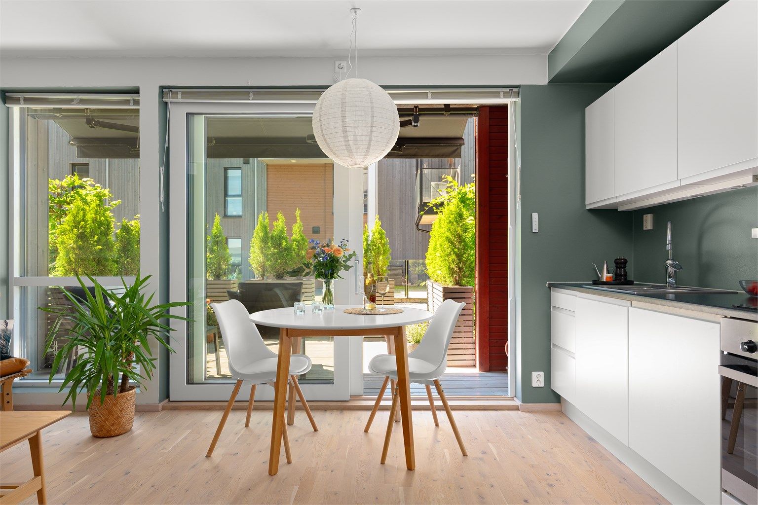 Naturlig plass til spisebord mellom kjøkken og terrasse. Her kan man nyte måltider med utsyn mot grønne omgivelser og godt lysinnslipp.