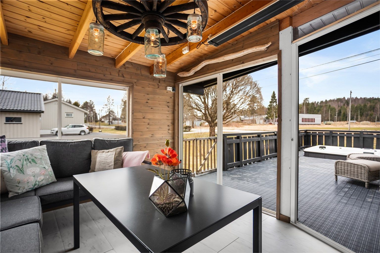 Lun vinterhage med store vindusflater, flott lysinnslipp og direkte adkomst til terrassen.