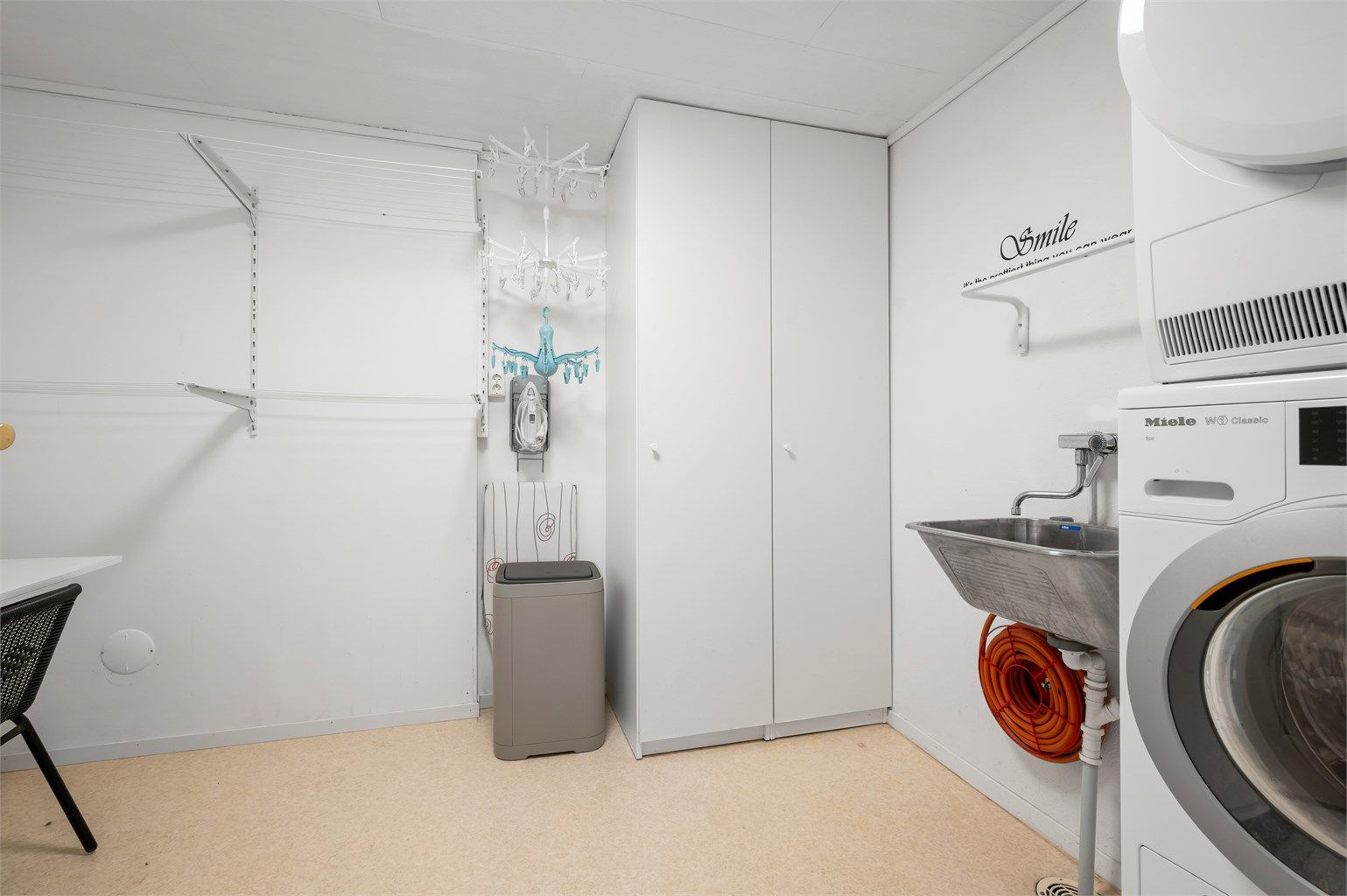 Vaskerommet har god størrelse og en praktisk skittentøyssjakt bak skapdørene. 