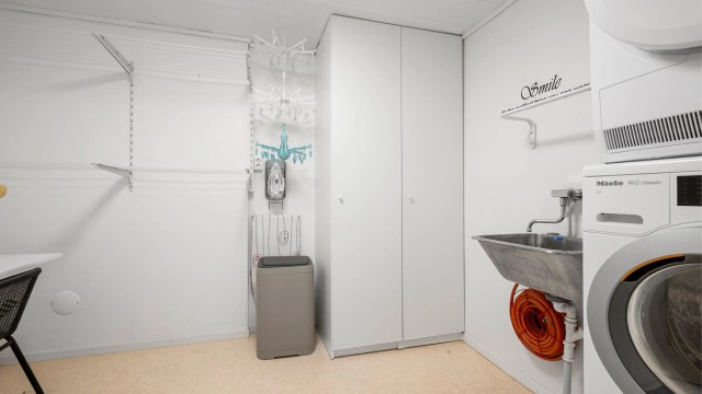 Vaskerommet har god størrelse og en praktisk skittentøyssjakt bak skapdørene.