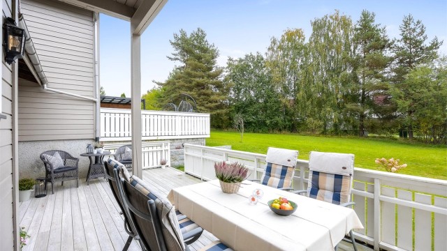 Terrassen har god plass til både spisebord og sittegruppe.