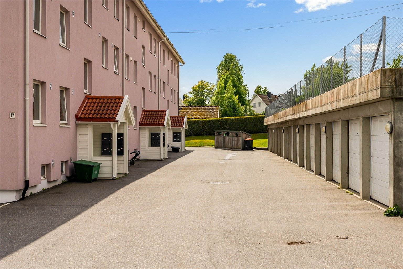 Leiligheten har tilgang til gode lagringsmuligheter i flere boder samt parkering i egen garasje.