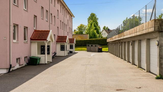 Leiligheten har tilgang til gode lagringsmuligheter i flere boder samt parkering i egen garasje.