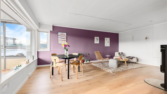 Lys og koselig stue med plass til både sofagruppe og spisebord