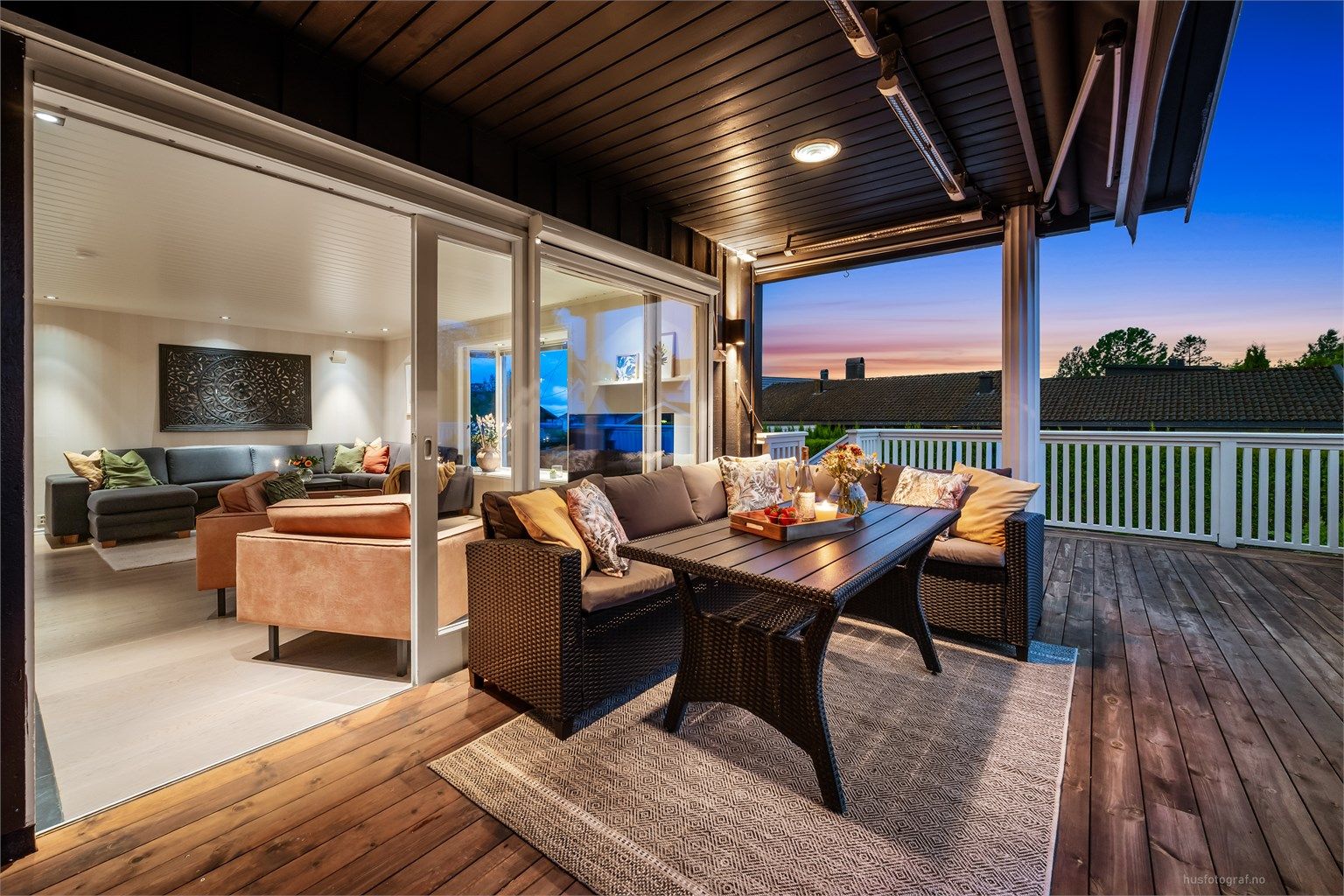 Skyvedøren åpner opp og skaper en sømløs overgang mellom stue og terrasse.
