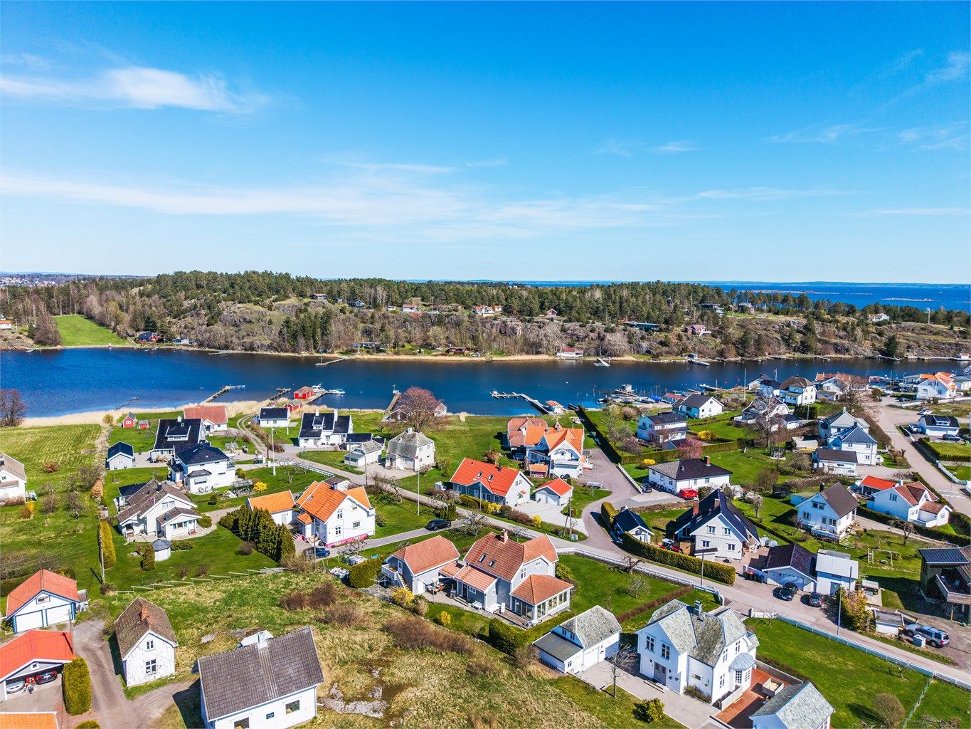 Fra eiendommen er det kort vei til sjø og strand.