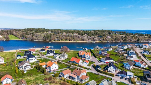 Fra eiendommen er det kort vei til sjø og strand.