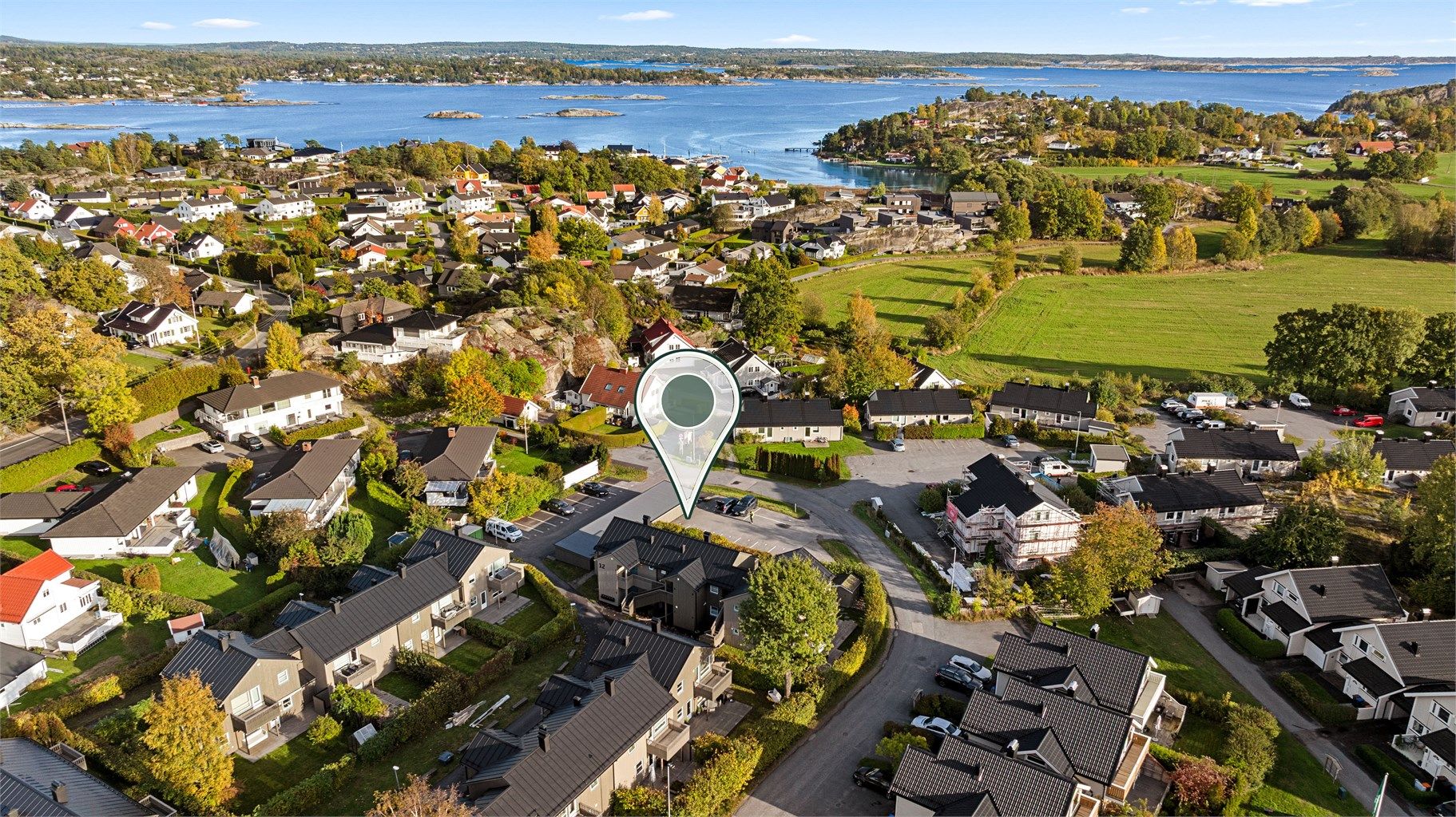 En trenger ikke å reise på sommerferie når en bor i Gjekstad/Lahelle, her er det umiddelbar avstand til butikk, turområde, fotballbaner, lekeplasser, flere badestrender og vakre Lahellefjorden