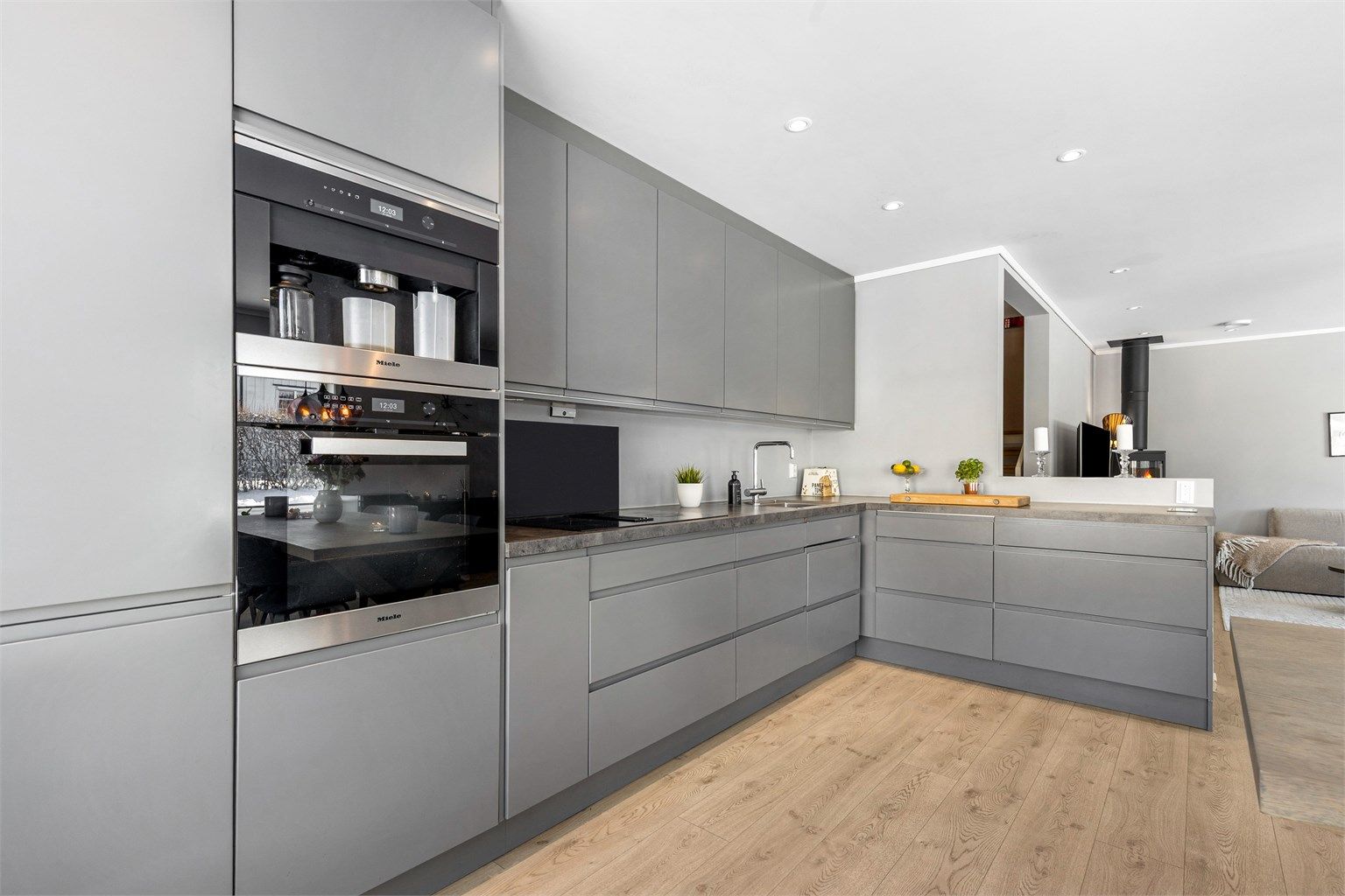 Moderne kjøkken med integrerte hvitevarer fra Miele.