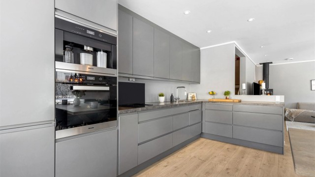 Moderne kjøkken med integrerte hvitevarer fra Miele.