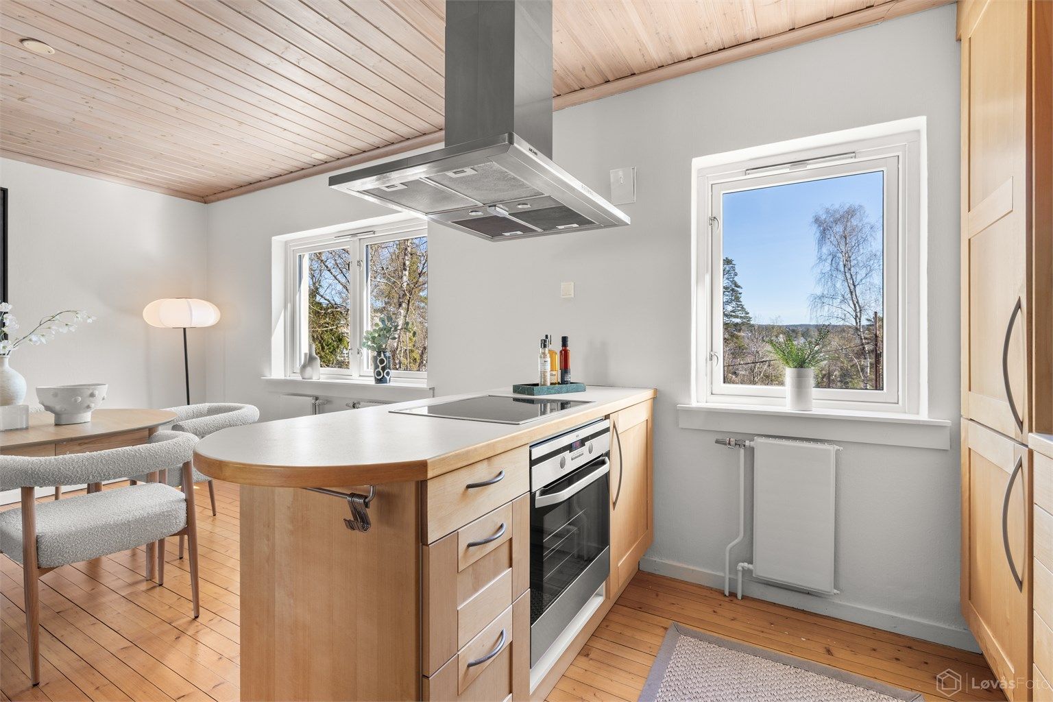 Praktisk kjøkkenøy med integrert induksjonstopp og stekeovn