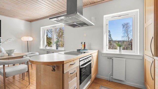 Praktisk kjøkkenøy med integrert induksjonstopp og stekeovn