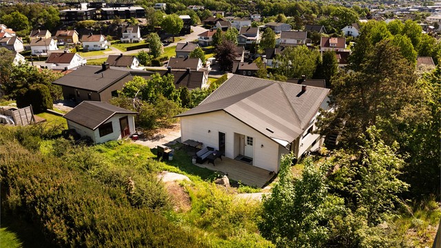 Noe arbeid gjenstår også utvendig, blant annet på tilbygget. Stort potensial ligger det i tillegg i videre opparbeiding av tomtearealet.