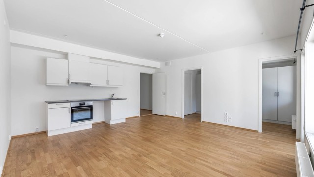 Kjøkkenet er lyst og praktisk, og innredet med glatte fronter og benkeplate i laminat.