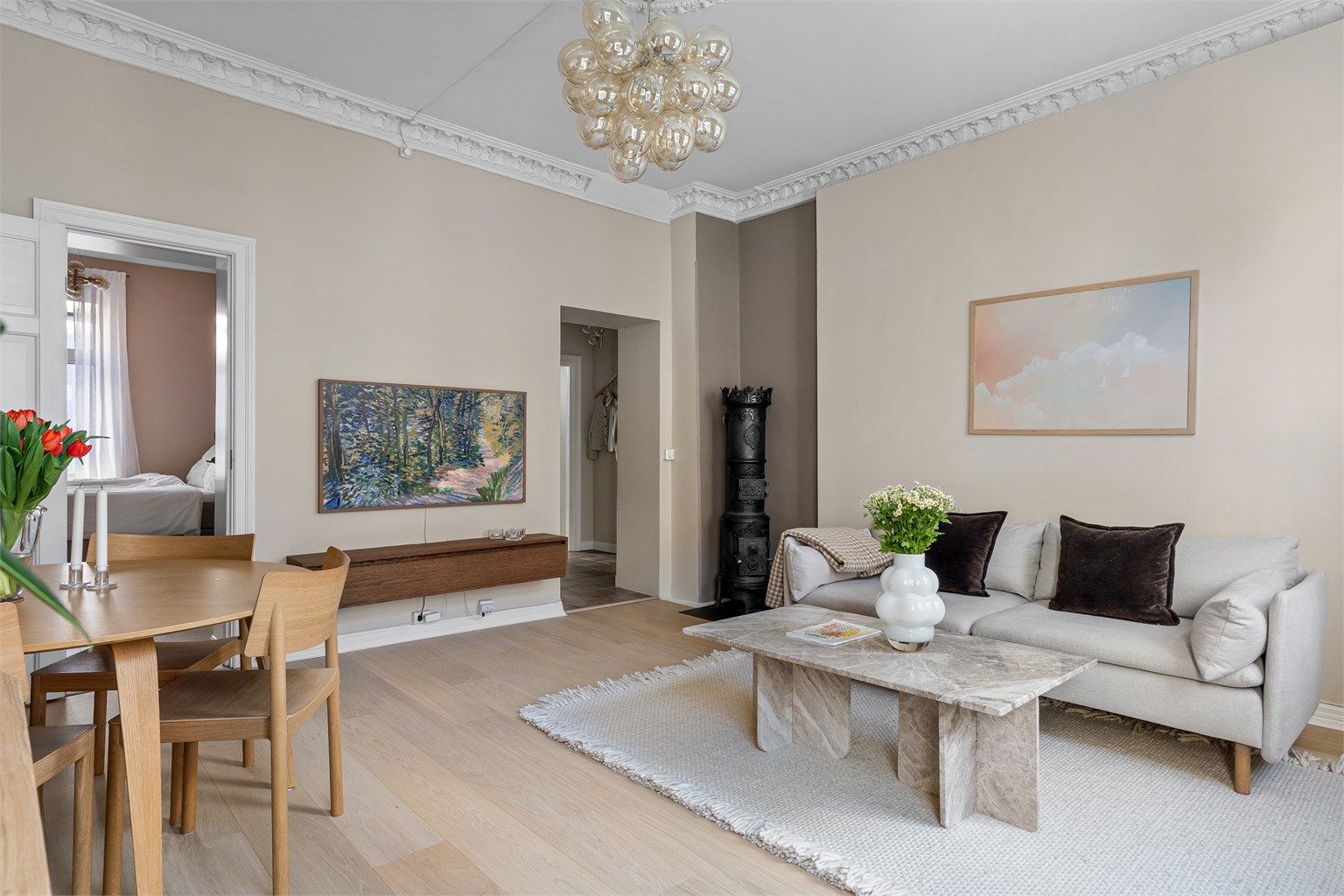 Vedovnet i hjørnet gir godt med varme og hygge på kjølige dager. 