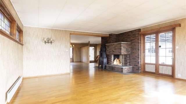 Sten er romslig og det er etablert 3 ildsteder i stue/spisestuedel.