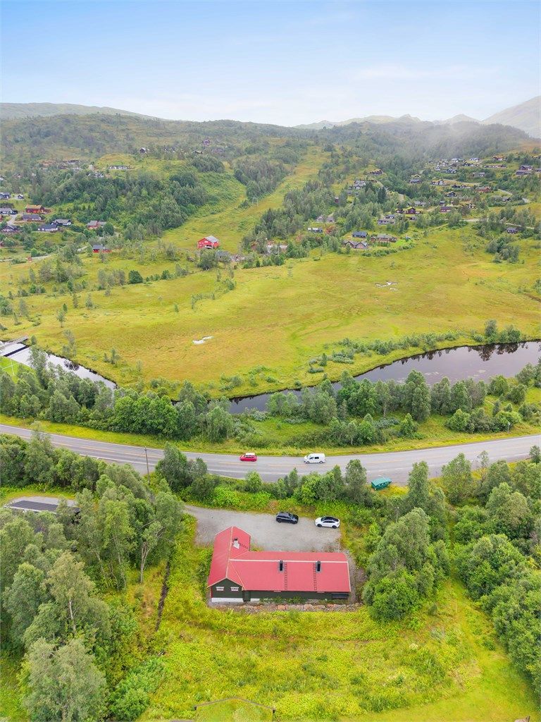 Stor hytte innredet med tre separate enheter, kun en times kjøring fra Bergen.
