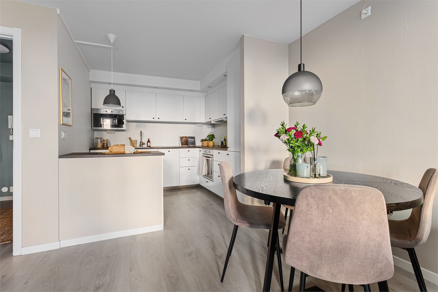 Leiligheten har en god planløsning med åpen stue- og kjøkkenløsning, et romslig bad og et praktisk omkledningsrom ved soverommet.