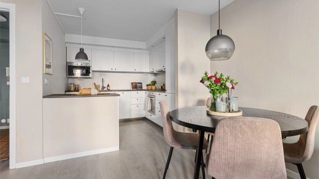 Leiligheten har en god planløsning med åpen stue- og kjøkkenløsning, et romslig bad og et praktisk omkledningsrom ved soverommet.