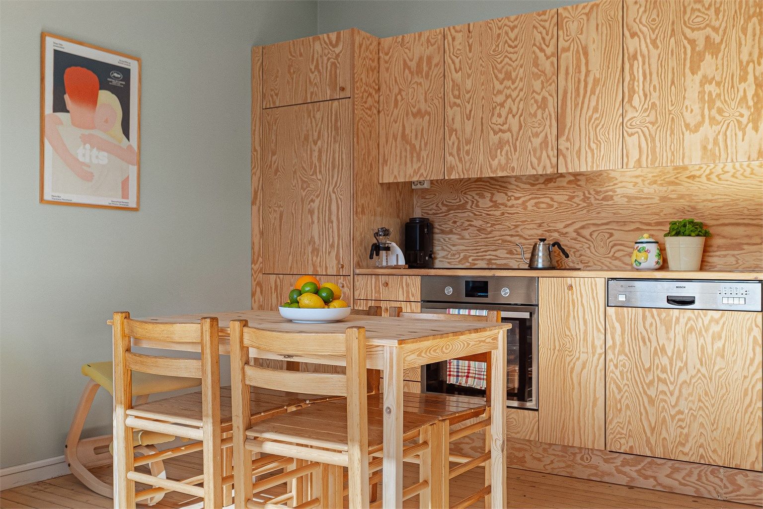 Den åpne løsningen gir en fin overgang mellom matlaging og spiseplass.