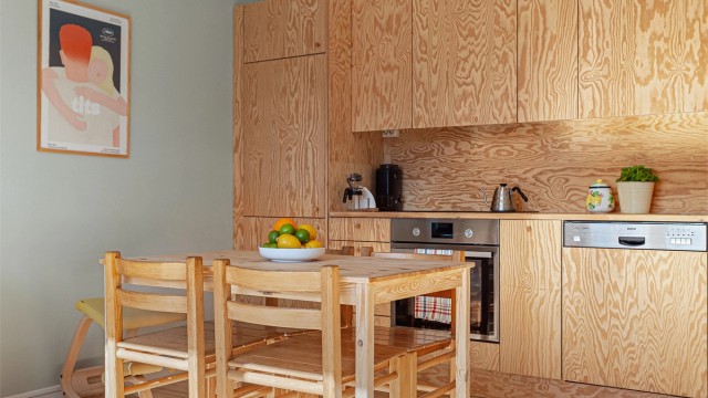 Den åpne løsningen gir en fin overgang mellom matlaging og spiseplass.