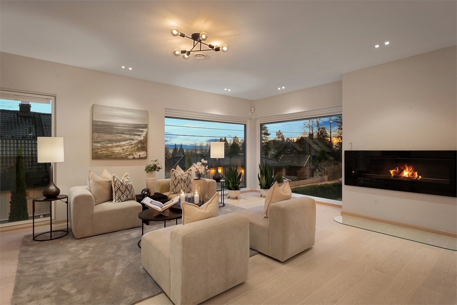 Eiendommen ligger i et rolig og etablert villaområde, men samtidig sentralt til alt av ønskelige fasiliteter