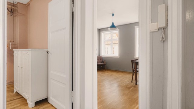 Entréen har plass til yttertøy og binder sammen leilighetens rom.