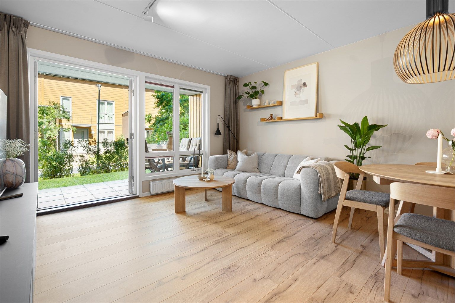 Store vindusflater som i kombinasjon med en gjennomgående planløsning gir et luftig særpreg til leiligheten. 